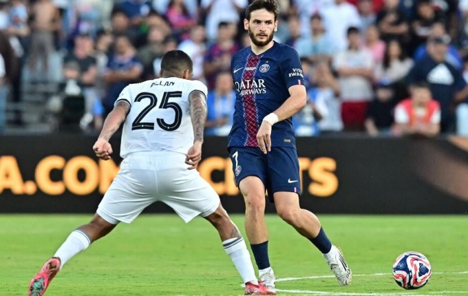 Khvicha Kvaratskhelia (phải) chuyền bóng trong trận Botafogo 1-0 PSG sáng 20/6. Ảnh: AFP