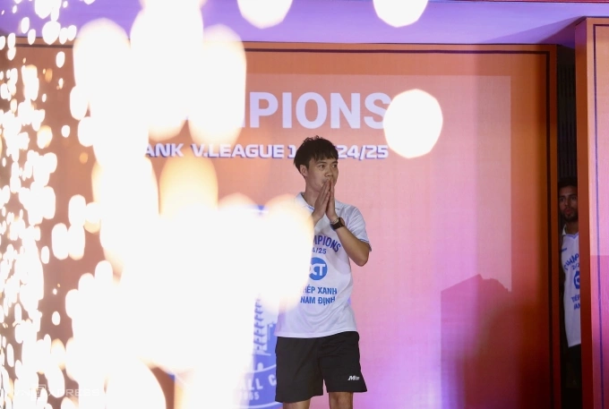 Tiền đạo Nam Định Nguyễn Văn Toàn từ đường hầm ra nhận huy chương vô địch V-League 2024-2025, sau trận thắng Hà Tĩnh 1-0 ở vòng 26, trên sân Thiên Trường, Nam Định ngày 22/6/2025. Ảnh: Hiếu Lương