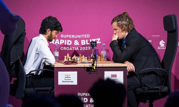 Carlsen (phải) gặp Gukesh ở siêu giải nhanh chớp Grand Chess Tour tại Croatia năm 2023. Ảnh: GCT