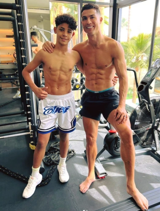 Cristiano Jr và Ronaldo trong một lần tập luyện chung ở phòng gym.