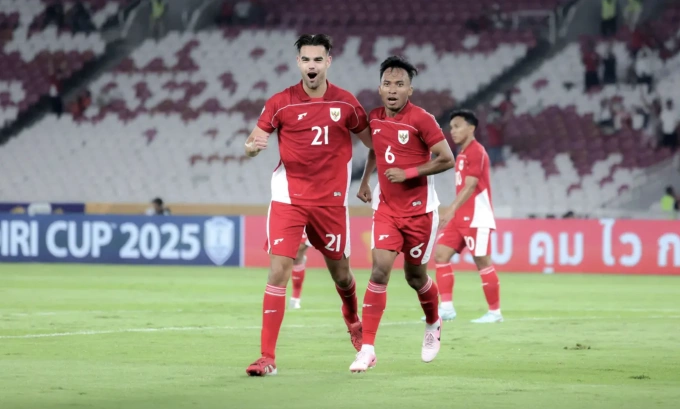 Tiền đạo lai Hà Lan Jens Raven (trái) ghi sáu bàn giúp Indonesia thắng Brunei 8-0 ở lượt ra quân bảng A U23 Đông Nam Á 2025, tại sân Gelora Bung Karno, Indonesia, ngày 15/7/2025. Ảnh: Bola