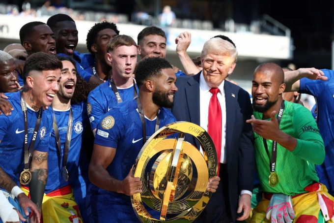 Tổng thống Donald Trump đứng cùng Chelsea trong lễ trao cúp FIFA Club World Cup trên sân MetLife, bang New Jersey, Mỹ ngày 13/7/2025. Ảnh: Reuters