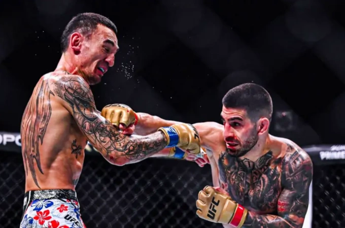 Ilia Topuria (phải) ra đòn về phía Max Holloway trong trận tranh đai hạng lông tại UFC 308 ở Abu Dhabi, UAE ngày 26/10/2024. Ảnh: Zuffa LLC