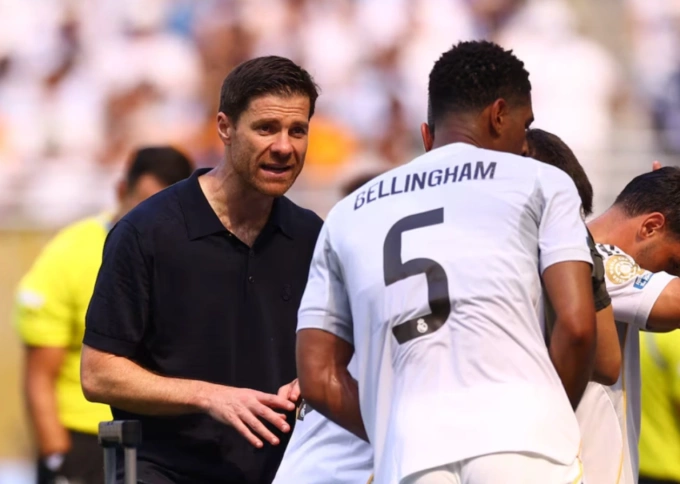 HLV Xabi Alonso (trái) chỉ đạo Jude Bellingham trong trận Real hòa Al Hilal 1-1 ở lượt đầu bảng H FIFA Club World Cup 2025 tại sân vận động Hard Rock, Miami, Florida, Mỹ ngày 18/6. Ảnh: Reuters