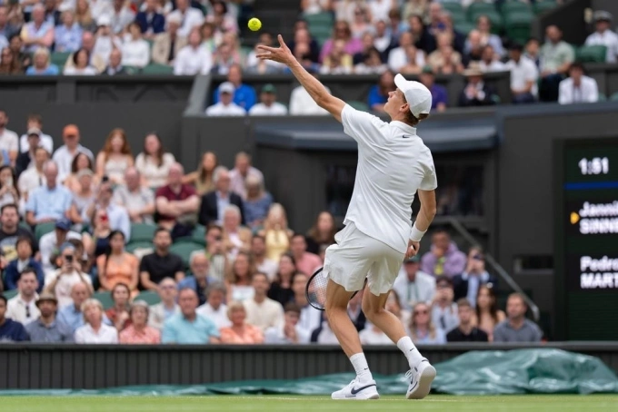 Jannik Sinner giao bóng ở vòng hai Wimbledon 2025. Ảnh: Reuters