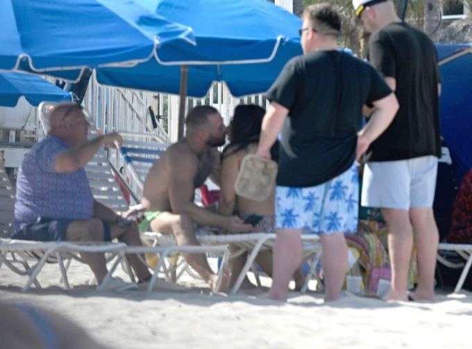 Conor McGregor hôn người phụ nữ lạ mặt trên bãi biển Fort Lauderdale, Florida. Ảnh: BackGrid