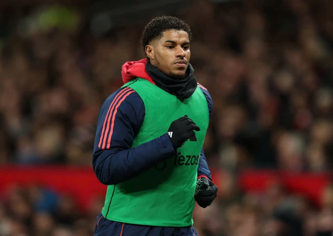 Rashford dự bị khởi động trong trận Man Utd gặp Newcastle trên sân Old Trafford, thành phố Manchester, Vương quốc Anh tối 30/12/2024. Ảnh: Reuters