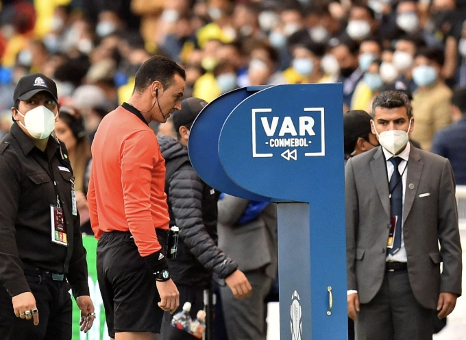 Trọng tài Wilmar Roldan kiểm tra VAR trong trận đấu giữa Ecuador và Brazil ở vòng loại World Cup 2022. Ảnh: Reuters