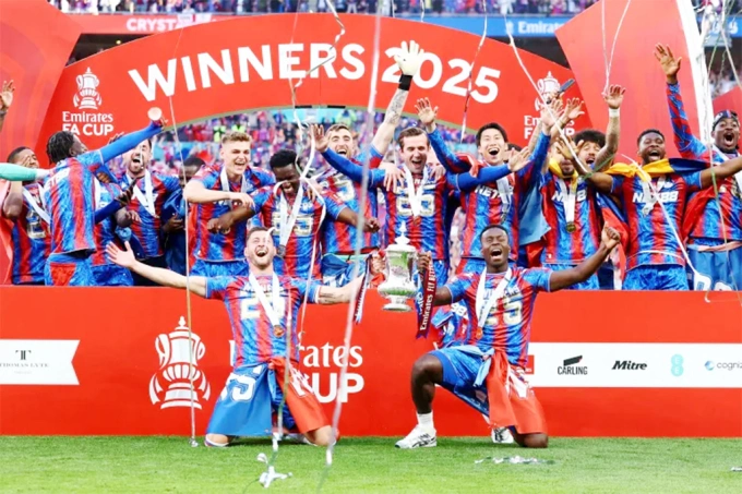 Các cầu thủ Crystal Palace nâng Cup FA sau khi thắng Man City 1-0 ở chung kết trên sân Wembley, London, Anh ngày 17/5/2025. Ảnh: Reuters