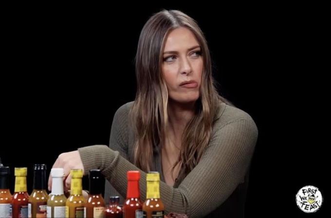 Maria Sharapova tham gia thử thách ăn cánh gà cay trong chương trình trò chuyện với Sean Evans trên YouTube, Hot Ones.
