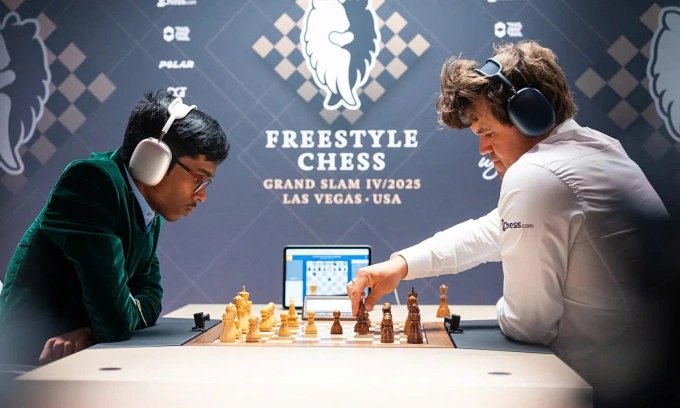 Magnus Carlsen (phải) trong ván thua Praggnanandhaa Rameshbabu ở lượt bốn vòng bảng Freestyle Chess Grand Slam ở khách sạn Wynn Las Vegas, bang Nevada, Mỹ ngày 16/7/2025. Ảnh: Freestyle Chess/Lennart Ootes