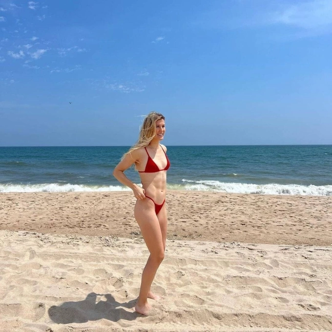 Bouchard nổi tiếng với vóc dáng quyến rũ và từng làm người mẫu song song với sự nghiệp quần vợt. Ảnh: Instagram / Genie Bouchard