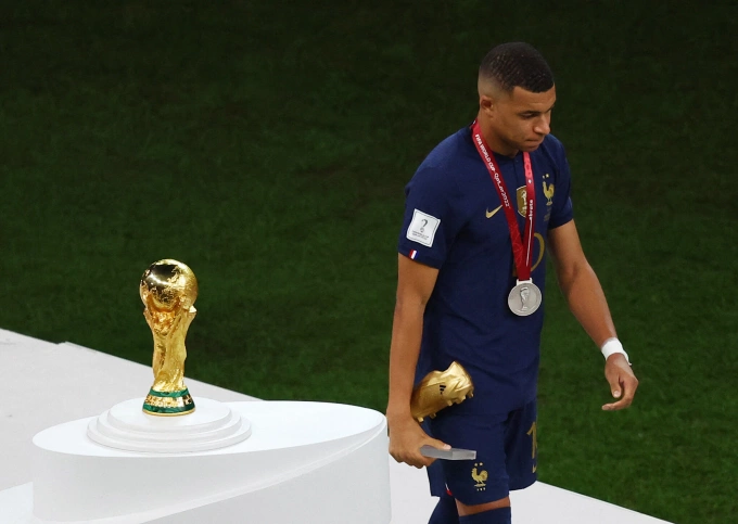 Mbappe nhận danh hiệu Vua phá lưới World Cup 2022 sau trận chung kết với Argentina. Ảnh: Reuters