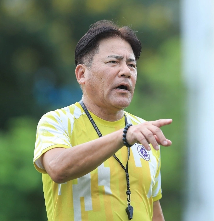 HLV Makoto Teguramori chỉ đạo buổi tập của Hà Nội FC tại sân phụ Mỹ Đình, Hà Nội ngày 11/7/2025. Ảnh: Hà Nội FC