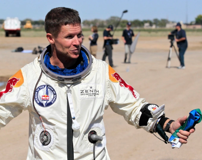 Felix Baumgartner sau khi nhảy dù thành công từ khoang tàu vũ trụ được nâng bằng khinh khí cầu heli ở Roswell, New Mexico, vào tháng 10/2012. Ảnh: AP
