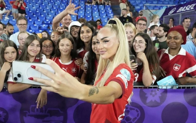 Lehmann giao lưu với CĐV tại Euro 2025 đang diễn ra ở Thụy Sĩ. Ảnh: KS