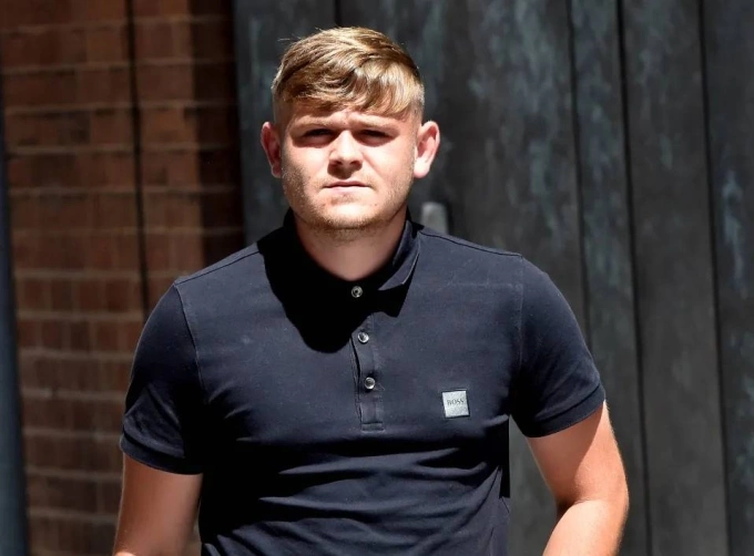 Alfie Holt, CĐV 20 tuổi của Man Utd, bị bắt, phạt tiền và cấm đến sân ba năm do tát Jack Grealish trong trận derby Manchester hồi tháng 4. Ảnh: Sun