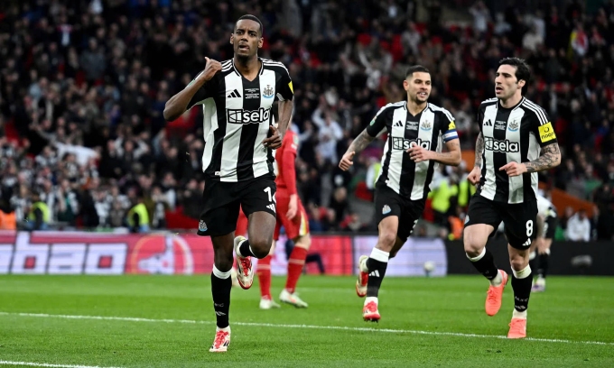 Isak (trái) chia vui trong trận chung kết Cup Liên đoàn hôm 16/3, Newcastle 2-1 Liverpool. Ảnh: Reuters