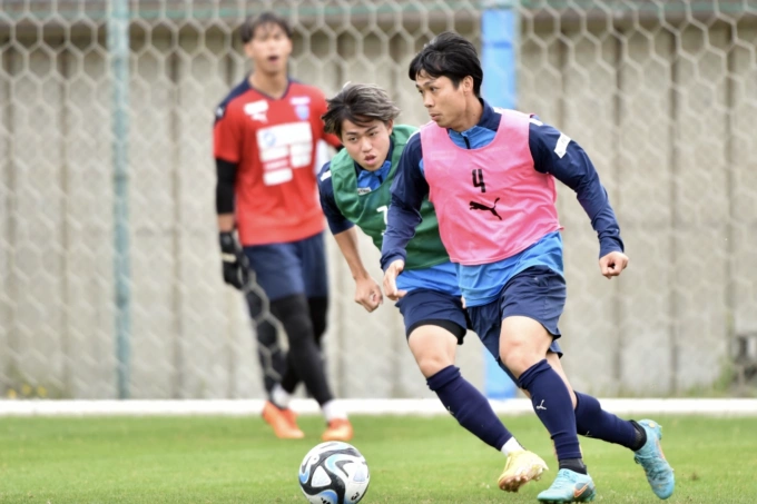 Nguyễn Công Phượng (phải) tập luyện tại Yokohama FC, Nhật Bản vào năm 2024. Ảnh: HM