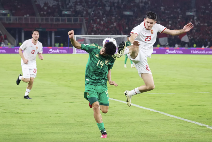 Justin Hubner (phải) phạm lỗi với Mohammed Al Qahtani dẫn đến thẻ đỏ trực tiếp, trong trận Indonesia thắng Arab Saudi 2-0 ở vòng loại ba World Cup 2026 - khu vực châu Á, trên sân Gelora Bung Karno, Indonesia ngày 19/11/2024. Ảnh: Jawa Pos