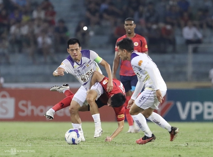 Hà Nội FC (áo trắng) thắng Công an Hà Nội 2-0 ở vòng 24 V-League 2024-2025, trên sân Hàng Đẫy, Hà Nội tối 26/5/2025. Ảnh: Hiếu Lương