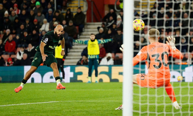 Bryan Mbeumo (trái) ghi bàn thứ hai cho Brentford trong trận gặp Southampton trên sân St Marys, thành phố Southampton, Vương quốc Anh ngày 4/1/2025. Ảnh: Reuters