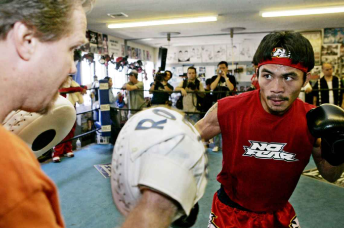 Manny Pacquiao (phải) tập luyện tại phòng tập Wild Card Boxing cùng HLV Freddie Roach trước trận đấu với Hector Velazquez vào tháng 8/2005. Ảnh: AP