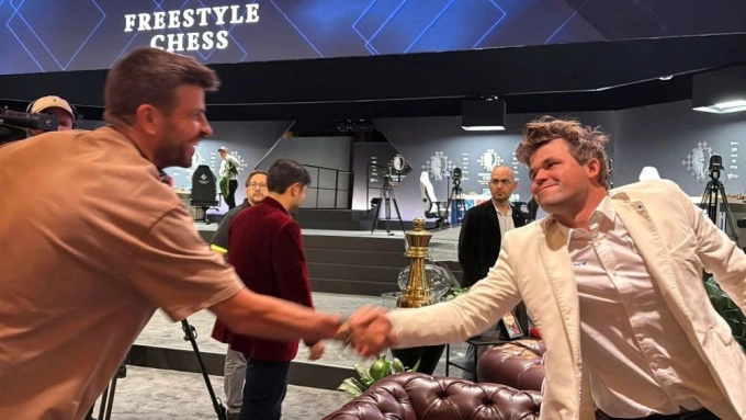 Pique (trái) bắt tay Carlsen trước vòng bảng Freestyle Chess Grand Slam ở khách sạn Wynn Las Vegas, bang Nevada, Mỹ ngày 16/7/2025. Ảnh: chụp màn hình