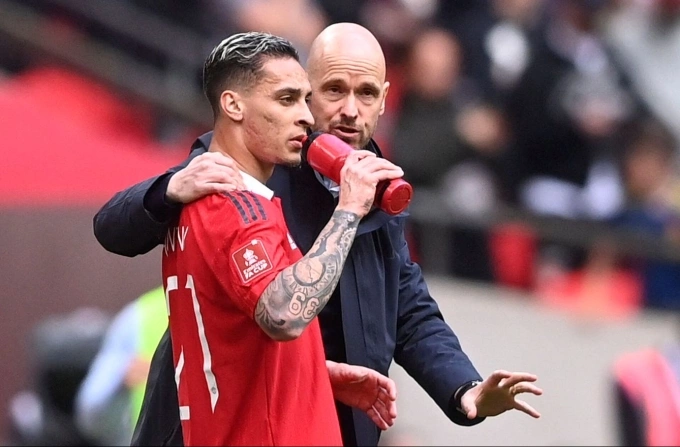 HLV Erik ten Hag và Antony trong trận chung kết Cup FA với Man City trên sân Wembley, thành phố London, Vương quốc Anh, ngày 25/5/2024. Ảnh: Reuters