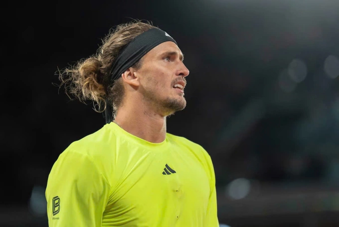 Zverev trong trận thua Novak Djokovic ở tứ kết Roland Garros, thành phố Paris, Pháp ngày 4/6/2025. Ảnh: Reuters
