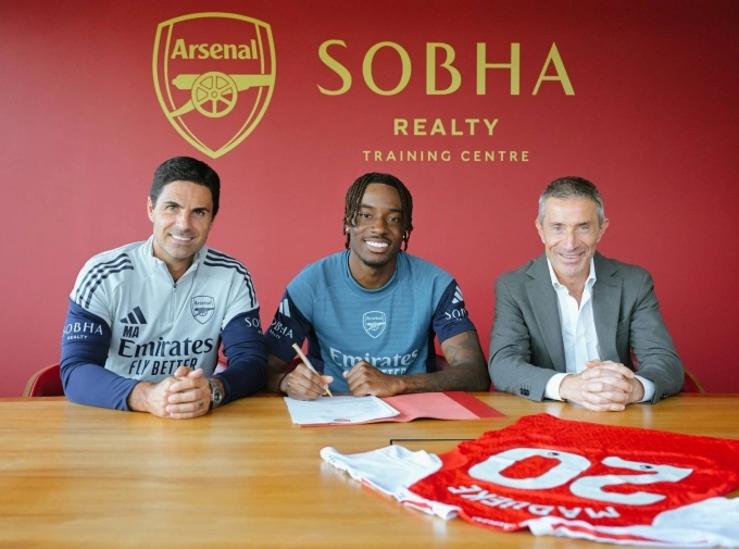 Madueke (giữa) ra mắt tối 18/7 cùng HLV Arteta (trái) và Giám đốc thể thao Andrea Berta. Ảnh: Arsenal