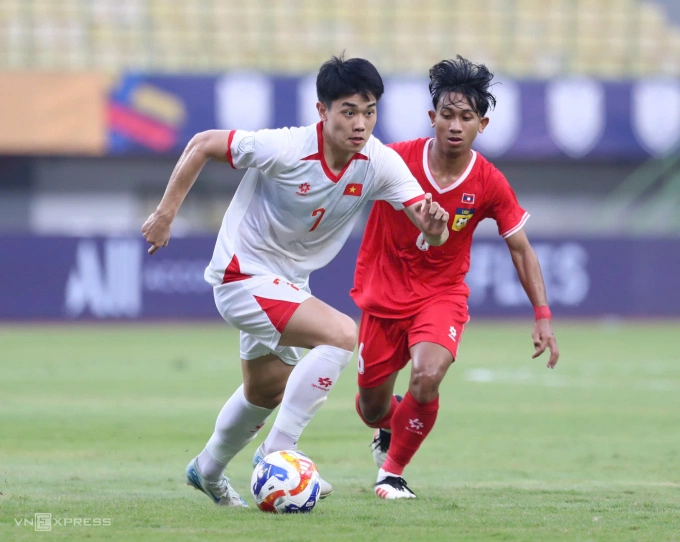 Tiền đạo Nguyễn Đình Bắc rê bóng trong trận gặp Lào.