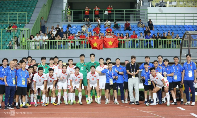 U23 Việt Nam chụp ảnh với người hâm mộ sau trận. Ảnh: Đoàn Huynh