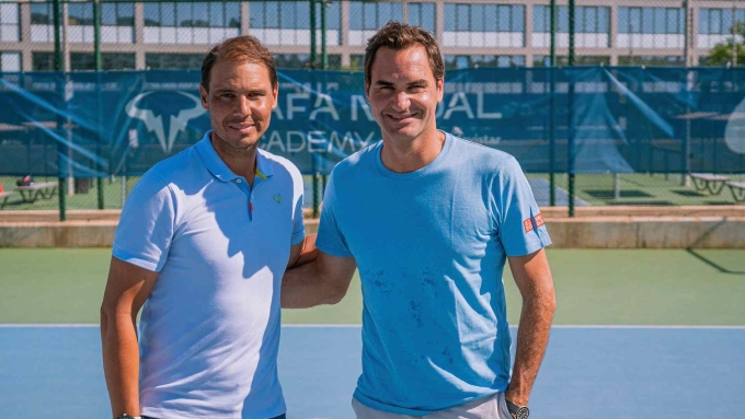 Federer (phải) và Nadal ở học viện quần vợt của Vua đất nện tại Mallorca, Tây Ban Nha hôm 18/7. Ảnh: ATP