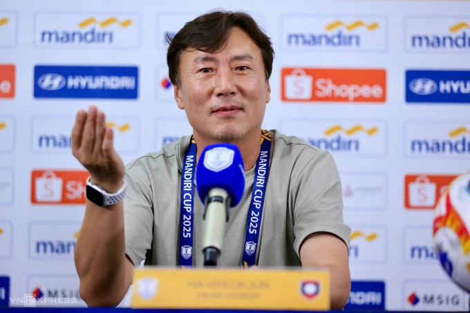 HLV Ha Hyeok-jun trả lời họp báo sau trận Việt Nam thắng Lào 3-0 ở lượt hai bảng B U23 Đông Nam Á 2025, tại sân Patriot, Indonesia ngày 19/7/2025. Ảnh: Hai Tư