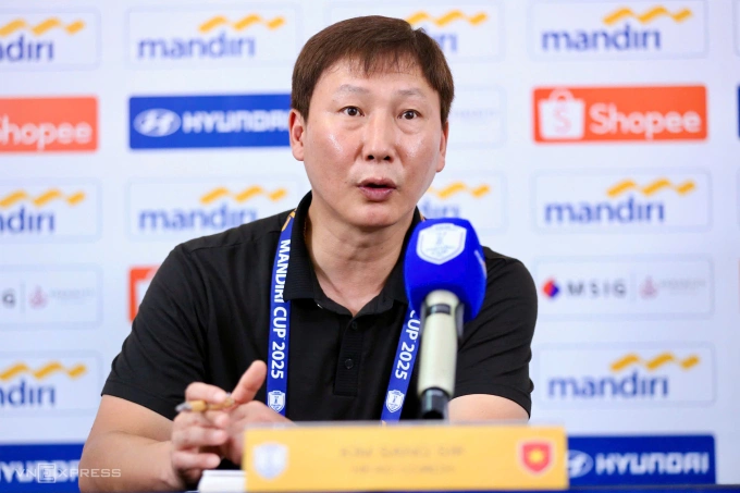 HLV Kim Sang-sik trả lời họp báo sau trận Việt Nam thắng Lào 3-0 ở lượt hai bảng B U23 Đông Nam Á 2025, tại sân Patriot, Indonesia ngày 19/7/2025. Ảnh: Hai Tư