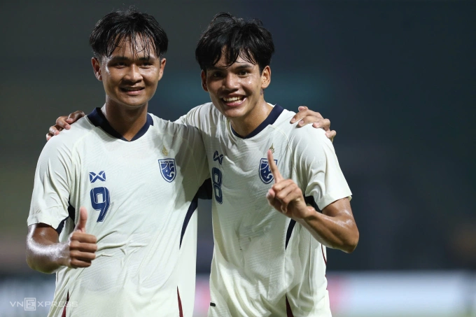 Yotsakorn Burapha (trái) ăn mừng bàn mở tỷ số giúp Thái Lan thắng Timor Leste 4-0 ở lượt hai bảng C U23 Đông Nam Á 2025, trên sân Patriot, Indonesia ngày 19/7/2025. Ảnh: Hai Tư