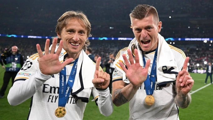 Kroos (phải) và Modric mừng chiến thắng sau trận chung kết Champions League 2024. Ảnh: UEFA