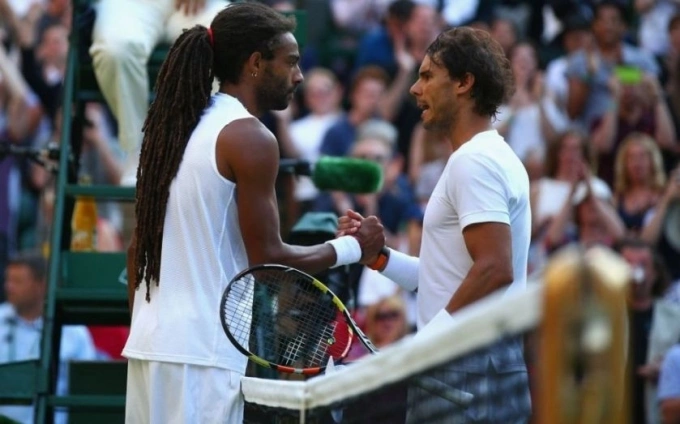 Dustin Brown (trái) đánh bại Rafael Nadal ở vòng hai Wimbledon 2015. Ảnh: Reuters