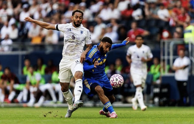 Matheus Cunha (trái) tranh bóng trong trận Man Utd gặp Leeds trên sân Strawberry, thành phố Stockholm, Thụy Điển ngày 19/7/2025. Ảnh: Shutterstock