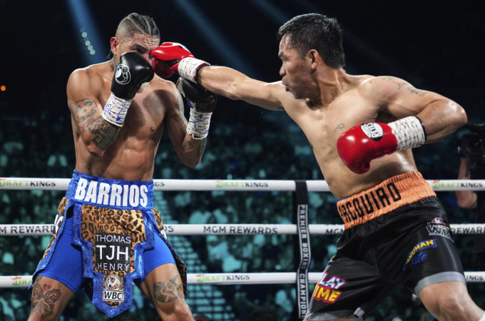 Manny Pacquiao (phải) ra đòn về phía Mario Barrios trong trận tranh đai vô địch hạng bán trung WBC tại MGM Grand, Las Vegas, Mỹ ngày 19/7/2025. Ảnh: AP