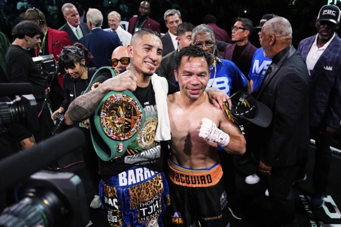 Manny Pacquiao (phải) và Mario Barrios chụp ảnh sau trận. Ảnh: AP