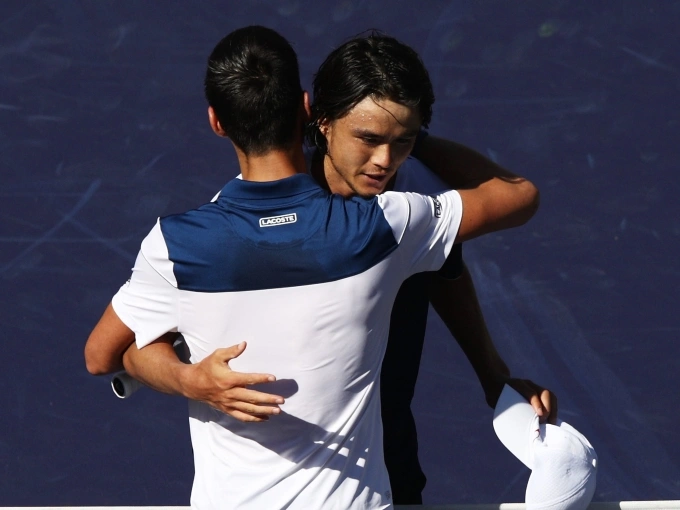 Daniel (phải) ôm Djokovic sau khi đánh bại đàn anh Serbia ở vòng hai Indian Wells Masters tại California, Mỹ tháng 3/2018. Ảnh: Reuters
