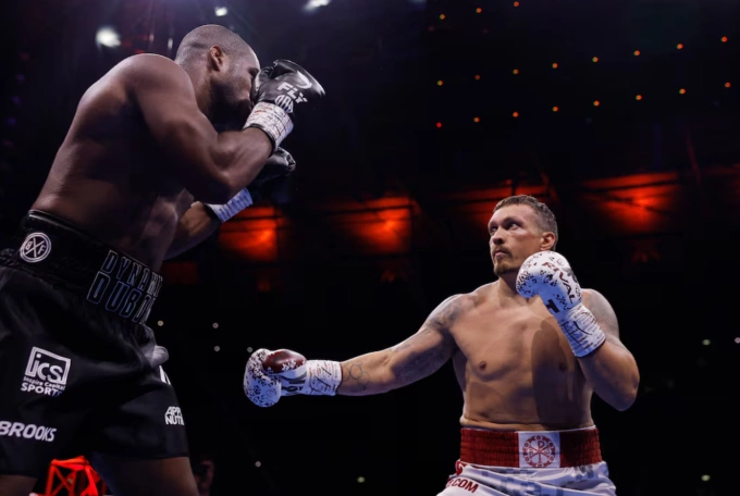 Oleksandr Usyk (phải) và Daniel Dubois trong trận thống nhất 4 đai quyền Anh hạng nặng tại sân Wembley, London, Anh ngày 19/7/2025. Ảnh: Reuters