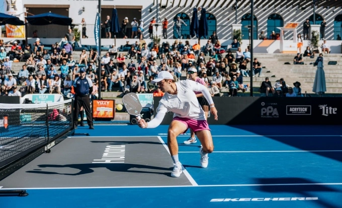 Ben Johns (trắng) được xem như huyền thoại sống của Pickleball, khi sở hữu chuỗi thắng nhiều nhất lịch sử (108 trận) và vô địch nhiều giải PPA Tour nhất (80).