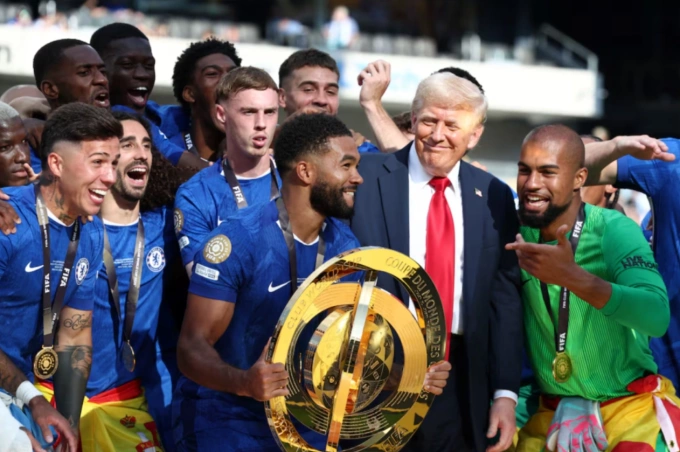 Tổng thống Mỹ Donald Trump đứng cạnh đội trưởng Chelsea Reece James trong lễ nâng Cup. Ảnh: Reuters