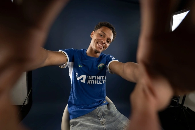 Omari Kellyman được Chelsea mua từ Aston Villa hè 2024 với giá 25 triệu USD, nhưng chưa ra sân lần nào trong màu áo CLB thành London. Ảnh: Chelsea FC
