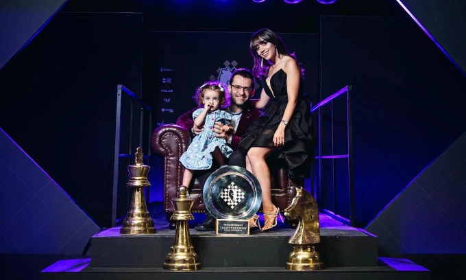 Levon Aronian cùng vợ Anita Ayvazyan và con gái 3 tuổi Zabelle bên cạnh danh hiệu Freestyle Chess Grand Slam ở Las Vegas, bang Nevada, Mỹ tối 20/7/2025. Ảnh: Freestyle Chess/Lennart Ootes