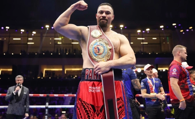 Joseph Parker ăn mừng sau khi đánh bại Martin Bakole để bảo vệ đai vô địch tạm thời WBO tại Riyadh, Arab Saudi ngày 22/2/2025. Ảnh: PHOTOSPORT