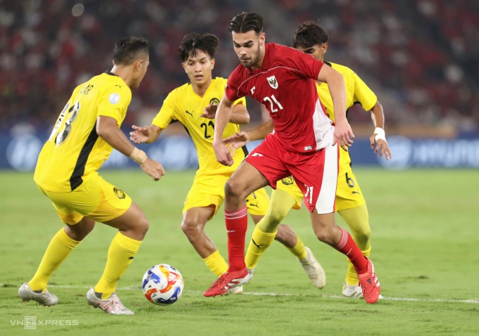 Tiền đạo Indonesia gốc Hà Lan Jens Raven (áo đỏ) đi bóng trong trận hòa Malaysia 0-0 ở lượt cuối bảng A U23 Đông Nam Á 2025, trên sân Gelora Bung Karno ngày 21/7/2025. Ảnh: Hai Tư